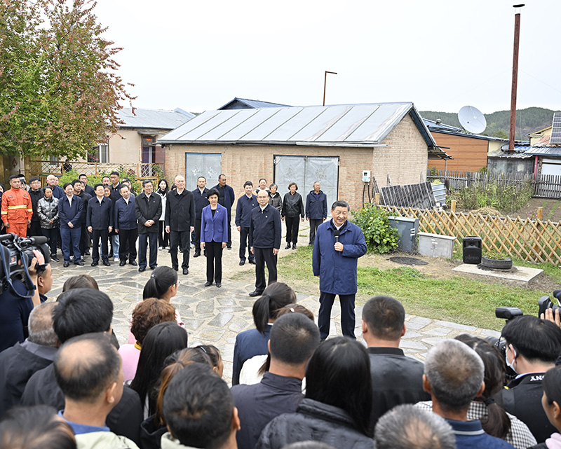 9月6日至8日，中共中央總書記、國(guó)家主席、中央軍委主席習(xí)近平在黑龍江考察。這是6日下午，習(xí)近平在大興安嶺地區(qū)漠河市北極村考察時(shí)，同當(dāng)?shù)厝罕娪H切交流。