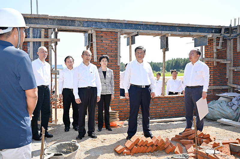 9月6日至8日，中共中央總書記、國(guó)家主席、中央軍委主席習(xí)近平在黑龍江考察。這是7日上午，習(xí)近平在遭受洪澇災(zāi)害的哈爾濱尚志市老街基鄉(xiāng)龍王廟村，察看水毀房屋重建情況。