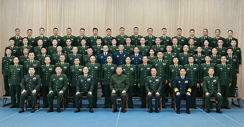 11月29日，中共中央總書記、國(guó)家主席、中央軍委主席習(xí)近平到武警海警總隊(duì)東海海區(qū)指揮部視察。這是習(xí)近平親切接見(jiàn)東海海區(qū)指揮部有關(guān)同志，同大家合影留念。